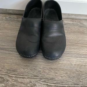 Black size 40 Dansko clogs